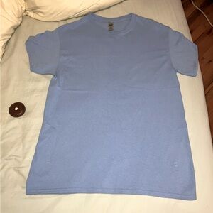 Gildan men’s medium 100% Cotton plain T-shirt light blue